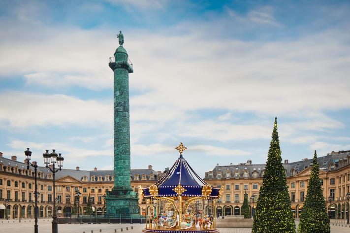 Louis Vuitton convoque la magie de Noël avec un carrousel féerique sur la place Vendôme